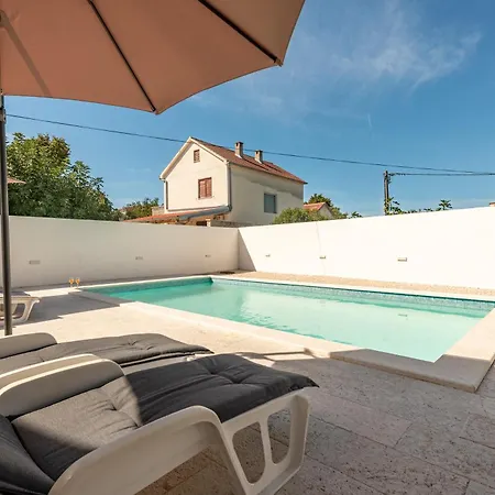 Pool House Olive - Happy *