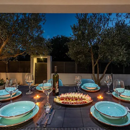 Сasa de vacaciones Pool House Olive - Happy